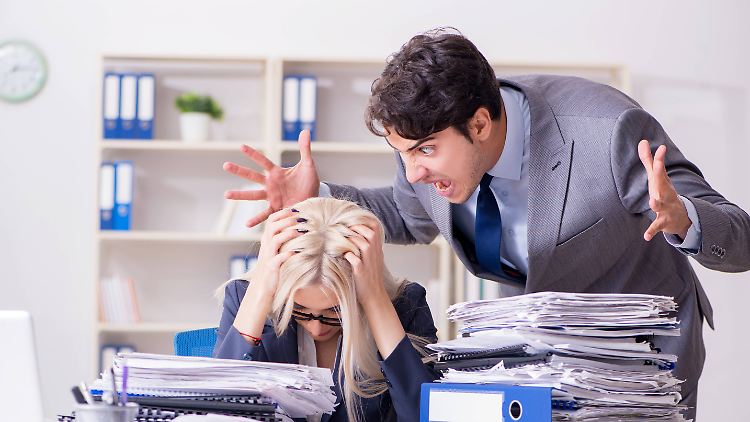 Niemand lässt sich gerne von seinem Chef anbrüllen - wie solche Aktionen bewertet werden, hängt laut Studie allerdings von der persönlichen Weltanschauung ab.