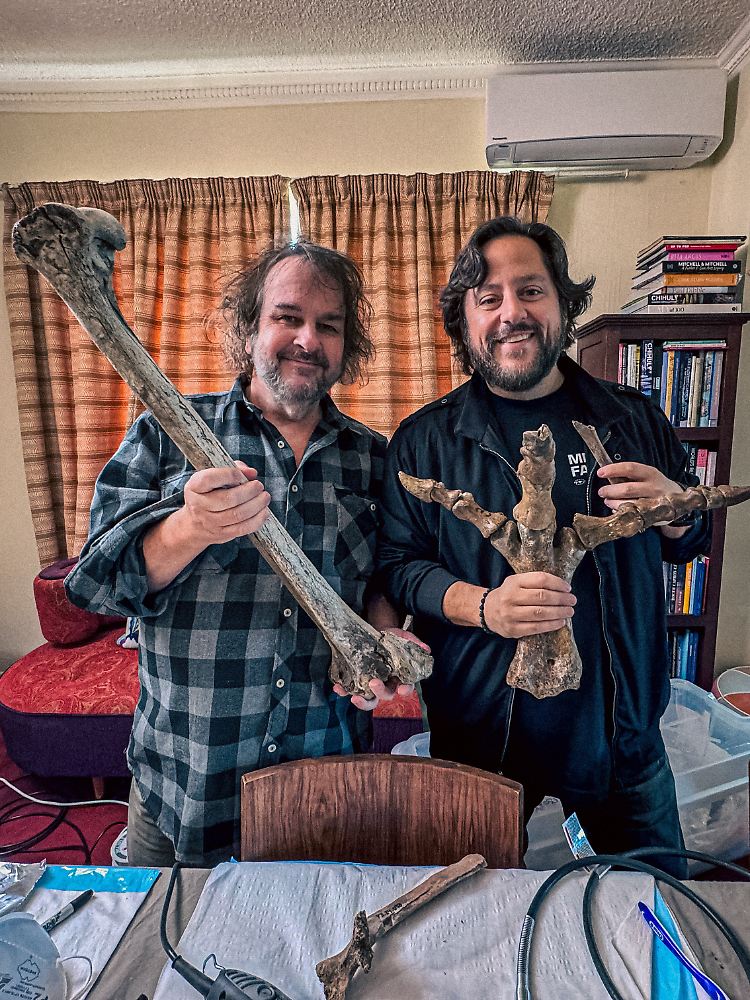 Der Neuseeländer Peter Jackson (l.) sammelt bereits seit Jahren Knochen der ausgestorbenen Riesenvögel.