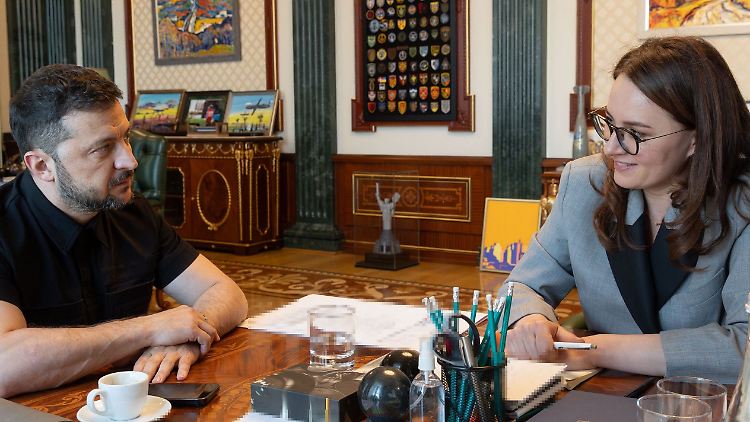 Selenskyj mit seiner neuen Regierungschefin Swyrydenko. 