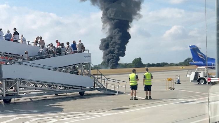 Nach dem Absturz stieg dichter Rauch nahe dem Flugplatz auf. 