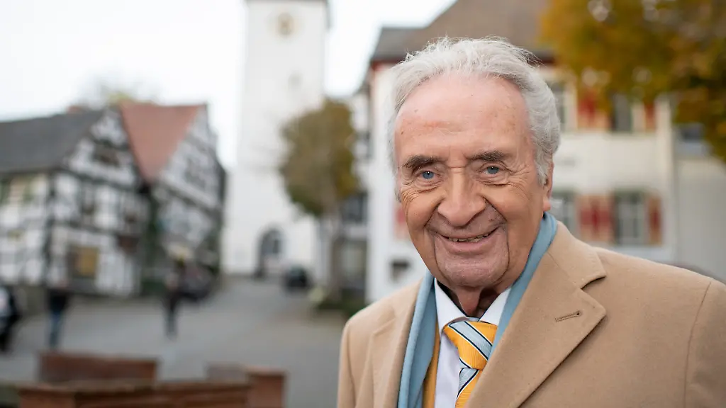 Guenter-Wewel-auf-dem-Marktplatz-seiner-Heimatstadt-Arnsberg-im-Sauerland
