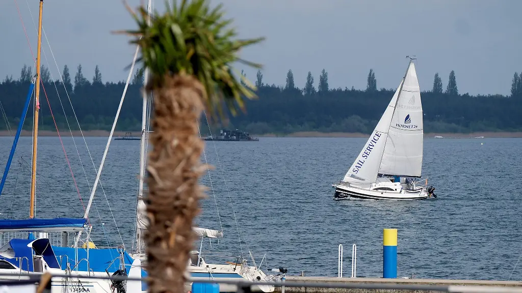Ein-Segelboot-faehrt-auf-dem-Goitzschesee