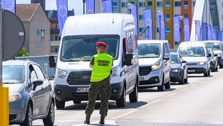 Ein polnischer Militärpolizist steht am Grenzübergang Stadtbrücke zwischen Frankfurt (Oder) und dem polnischen Slubice. 