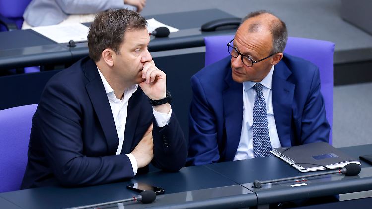 "Wir tun das im eigenen Interesse": Merz (r) und Klingbeil auf der Regierungsbank im Bundestag. 