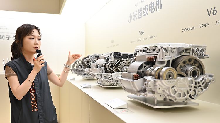 Eine Frau zeigt auf Elektromotoren der chinesischen Marke Xiaomi.
