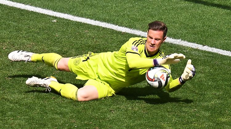 Beim Trainingsauftakt des FC Barcelona übte Marc-André ter Stegen am Rande der Gruppe.