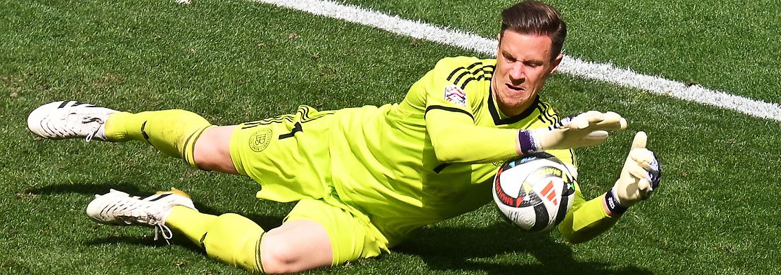 Beim Trainingsauftakt des FC Barcelona übte Marc-André ter Stegen am Rande der Gruppe.