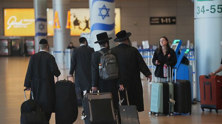 Ultraorthodoxe jüdische Männer am internationalen Flughafen Ben-Gurion in Tel Aviv.