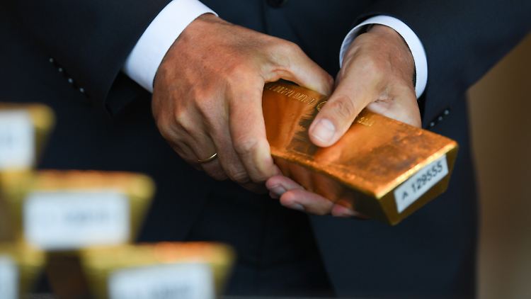 Im Kalten Krieg lagerte das gesamte Bundesbank-Gold im Ausland. Inzwischen wurde etwa die Hälfte nach Frankfurt gebracht. Der Rest befindet sich an den internationalen Goldhandelsplätzen New York und London.