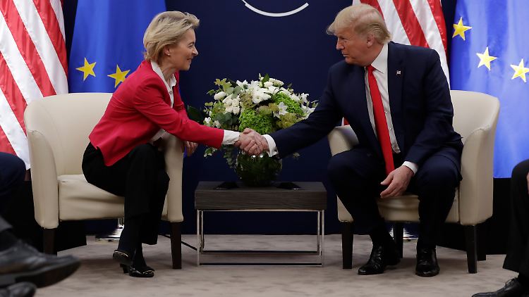 EU-Kommissionspräsidentin Ursula von der Leyen bekommt den Händedruck von US-Präsident Donald Trump zu spüren. 