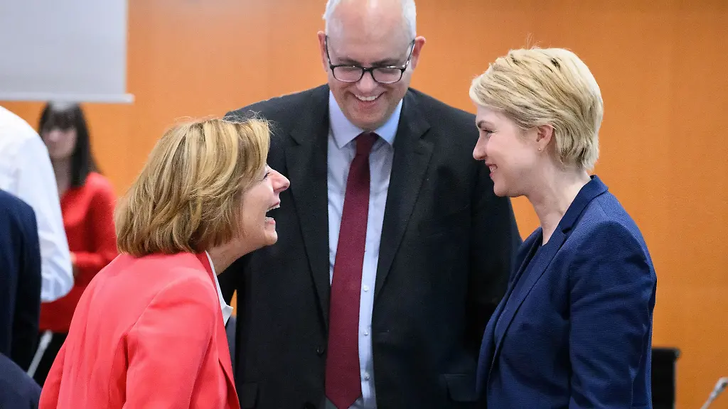 Malu-Dreyer-SPD-Ministerpraesidentin-von-Rheinland-Pfalz-Andreas-Bovenschulte-SPD-Buergermeister-von-Bremen-und-Manuela-Schwesig-SPD-Ministerpraesidentin-von-Mecklenburg-Vorpommern-unterhalten-sich-zu-Beginn-des-Bund-Laender-Gipfels-im-Bundeskanzleramt