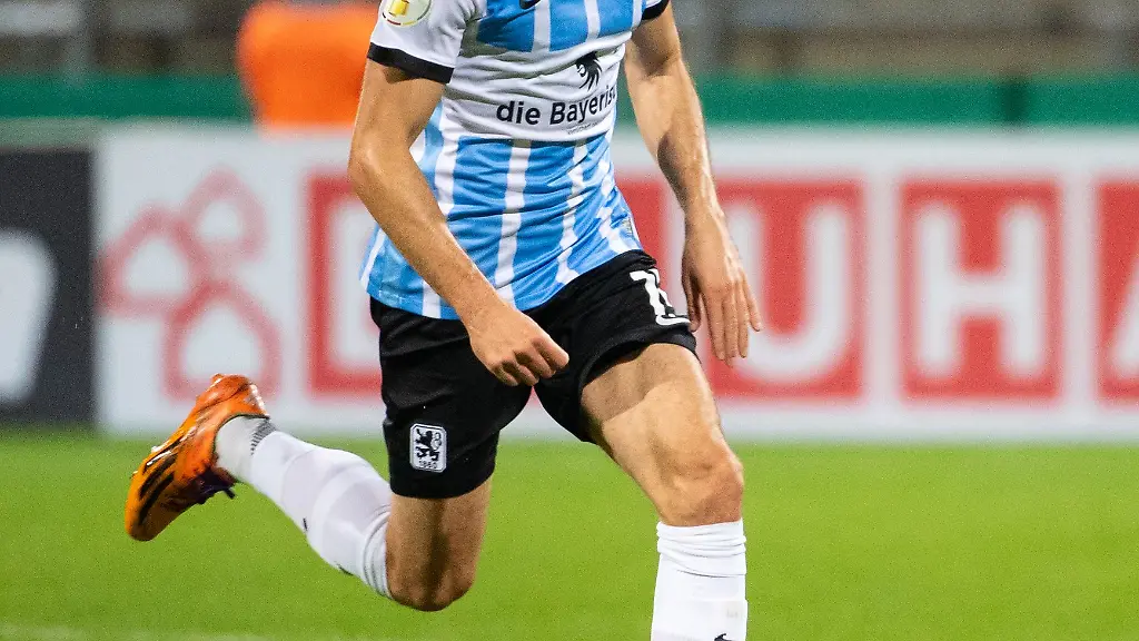 Marcel-Baer-von-Muenchen-spielt-den-Ball