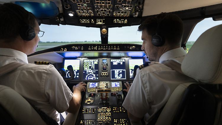 Die Vereinigung Cockpit fordert eine Übernahmegarantie nach der Ausbildung, denn die ist teuer.