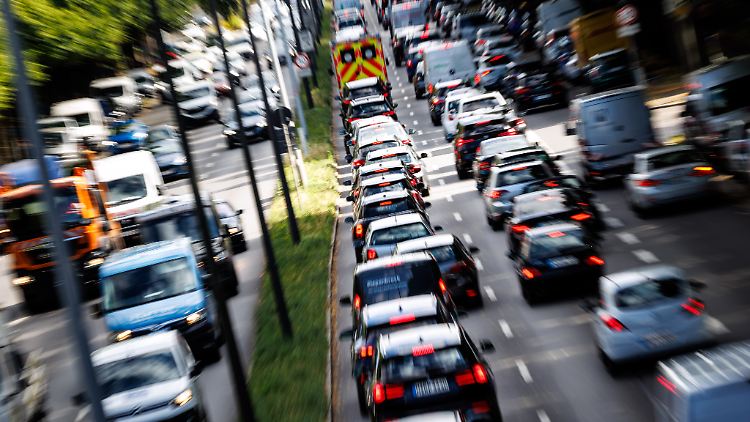 Die sogenannte Inländerfahrleistung in Deutschland steigt erstmals nach fünf Rückgängen in Folge.