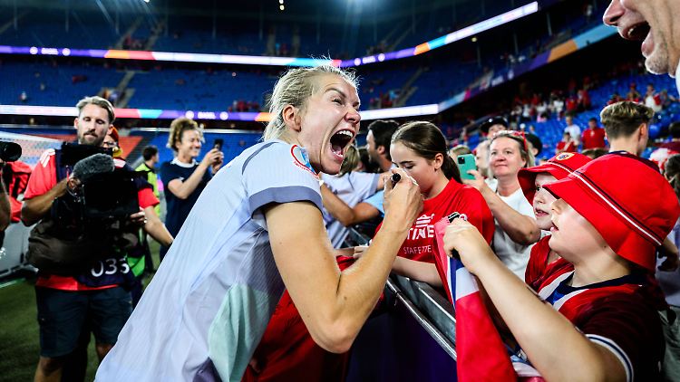 Bei ihren Fans ist Hegerberg beliebt. Egal, was die Kritiker sagen.
