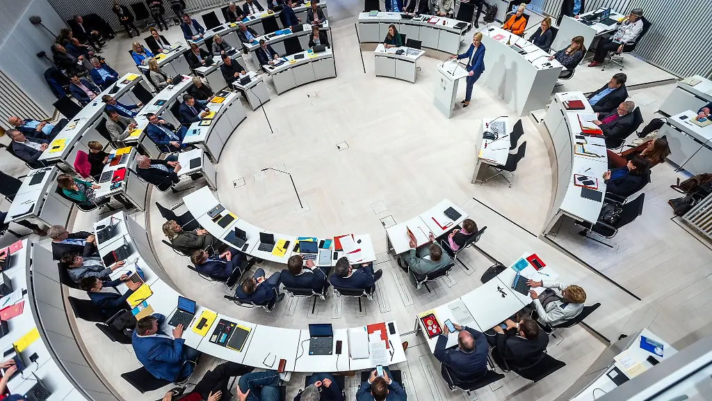 Manuela-Schwesig-SPD-Ministerpraesidentin-von-Mecklenburg-Vorpommern-spricht-im-Landtag-in-Schwerin