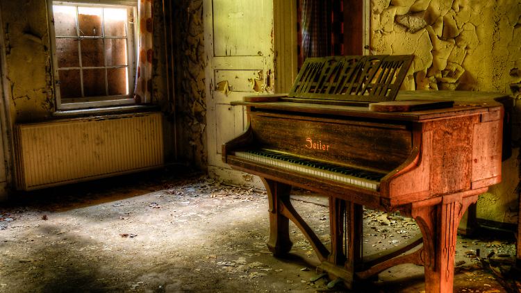 Am alten Klavier in der Moorvilla zeigt sich, was in dem stillen und schüchternen Hannes steckt.
