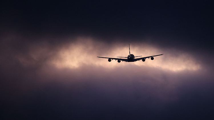 Eskalation über den Wolken: Bei schwerem Fehlverhalten dürfen Piloten zwischenlanden und der Passagier zahlt.
