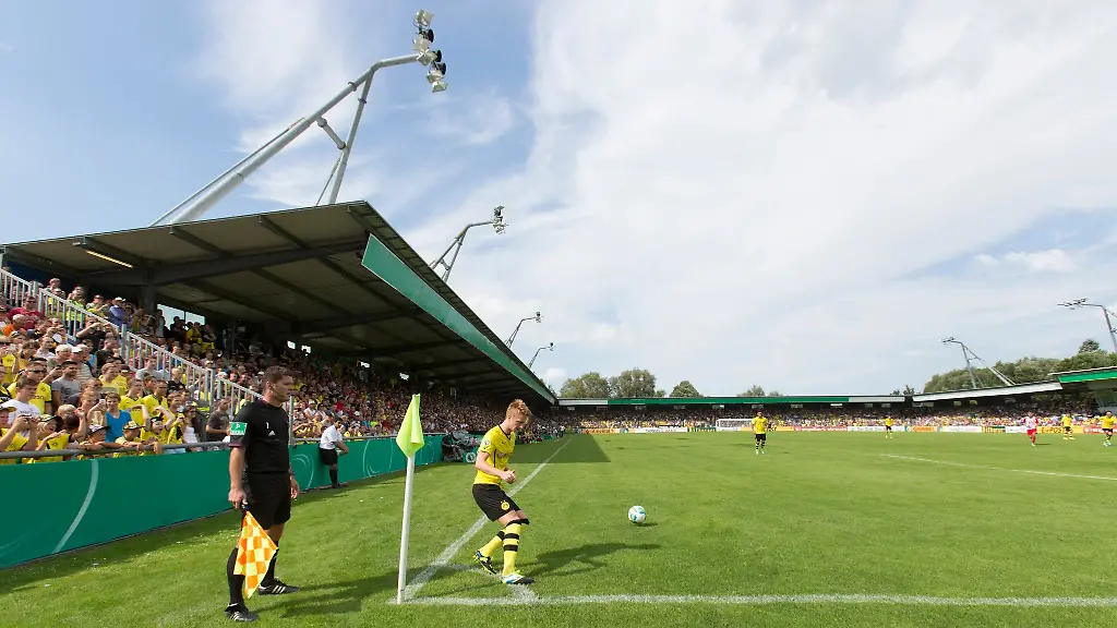 Dortmunds-Marco-Reus-M-schiesst-einen-Eckball