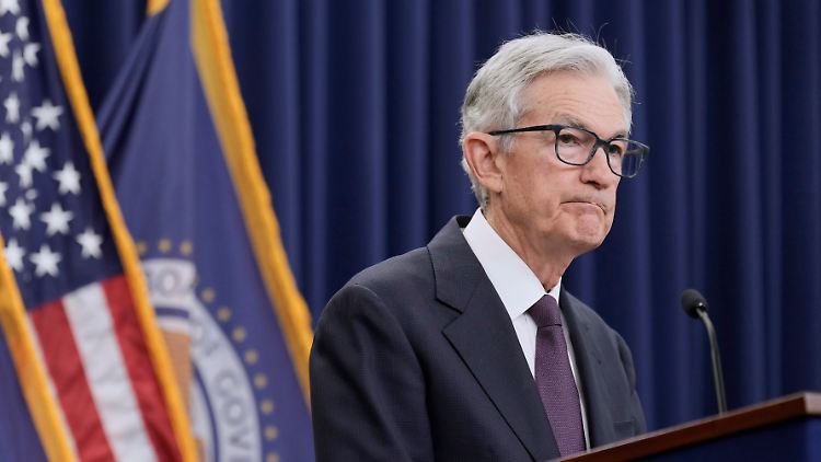 Der US-Präsident Trump hat Powell wiederholt dafür kritisiert, die Zinsen nicht zu senken, und ihn zum Rücktritt aufgefordert.