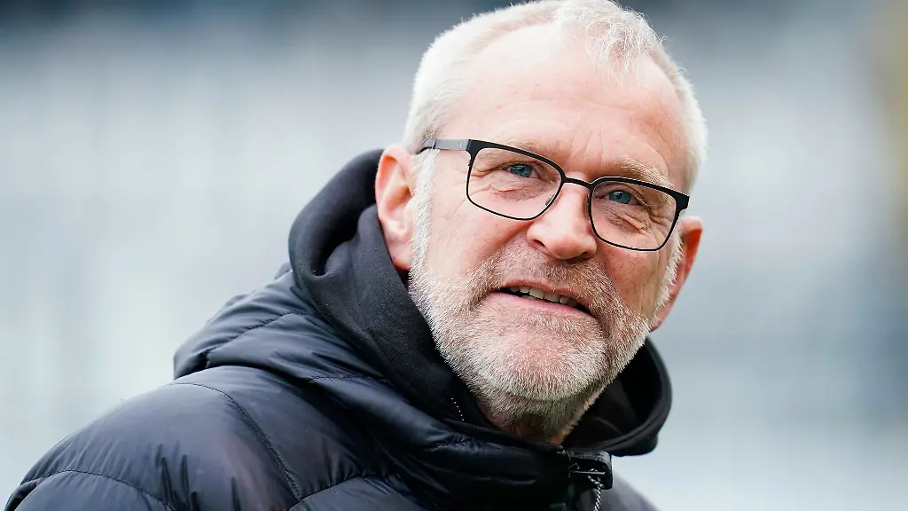 Uwe-Stoever-Kiels-Geschaeftsfuehrer-Sport-steht-im-Stadion