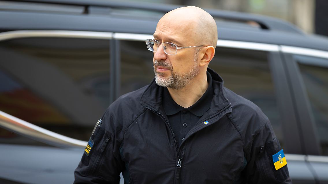 Der aus dem westukrainischen Lwiw stammende Schmyhal hatte das Amt seit März 2020 inne. Damit ist der 49-Jährige mit Abstand der am längsten amtierende Ministerpräsident seit der Unabhängigkeit der Ukraine von der Sowjetunion 1991.