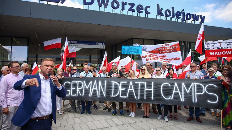 Robert Bakiewicz (links im Bild) während einer Veranstaltung. 