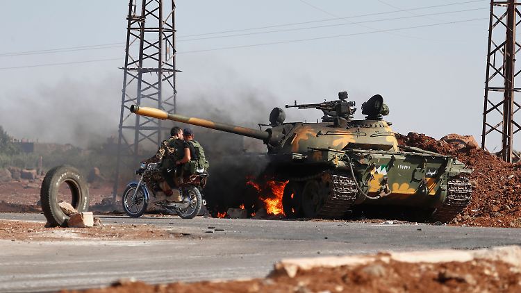 Ein brennender Panzer der syrischen Armee.