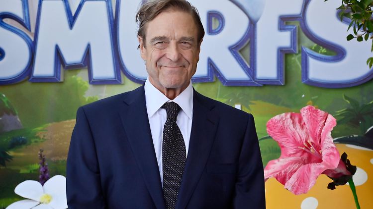 In "Die Schlümpfe: Der große Kinofilm" leiht John Goodman Papa Schlumpf seine Stimme.