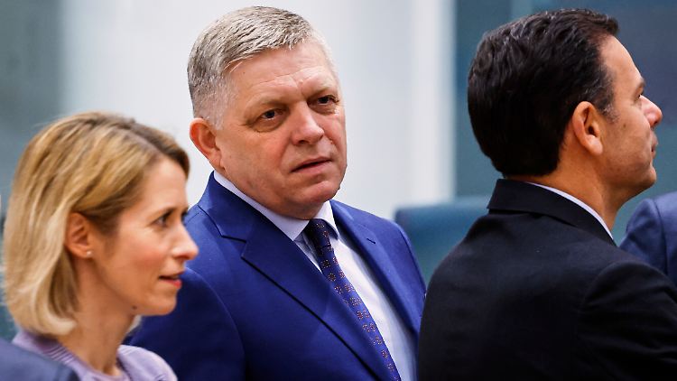 "Jetzt liegt der Ball bei der Slowakei, und wir müssen diese Einigung zustande bringen", sagt die EU-Außenbeauftragte Kallas in Richtung des slowakischen Ministerpräsidenten Fico (M.).