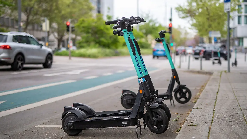 E-Scooter-stehen-auf-speziell-fuer-die-Roller-angelegten-Parkplaetzen