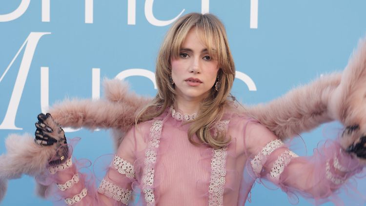 Suki Waterhouse hat sich vor einem halben Jahr eine Hernie zugezogen. 
