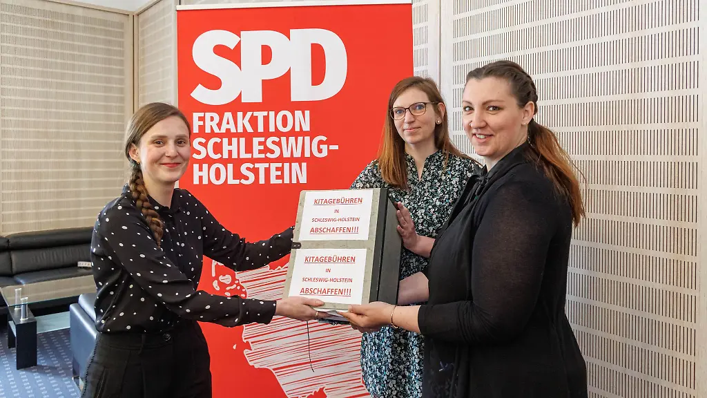 Die-beiden-Initiatorinnen-einer-Petition-zur-Abschaffung-der-Kitagebuehren-uebergeben-die-9866-Stimmen-symbolisch-an-die-kitapolitische-Sprecherin-der-SPD