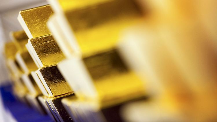 Weil sich die Entwicklung von Gold oft gegenläufig zu der von Wertpapieren verhält, empfehlen Experten eine Beimischung zur Geldanlage.