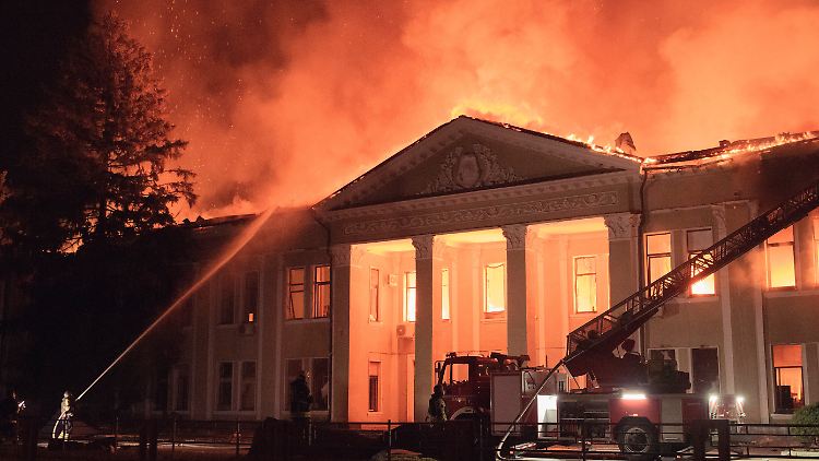 Drohnen attackierten ein Gebäude in Charkiw. 