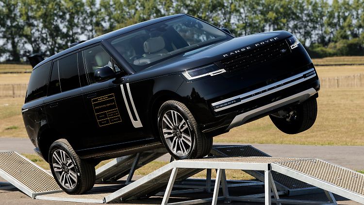 Verschränkungssituationen meistert auch der elektrische Range Rover souverän.