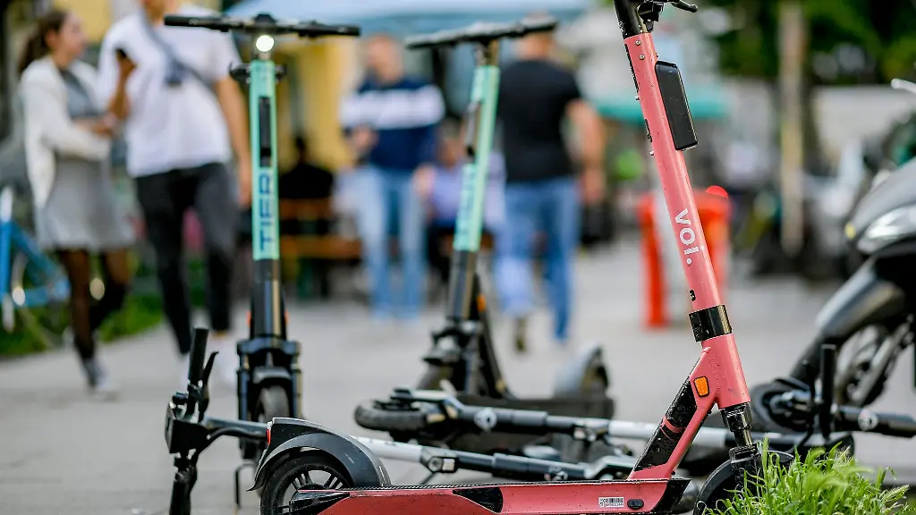 E-Scooter-stehen-auf-einem-Gehweg