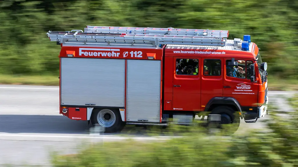 Ein-Loeschfahrzeug-der-Feuerwehr-faehrt-zu-einem-Einsatz