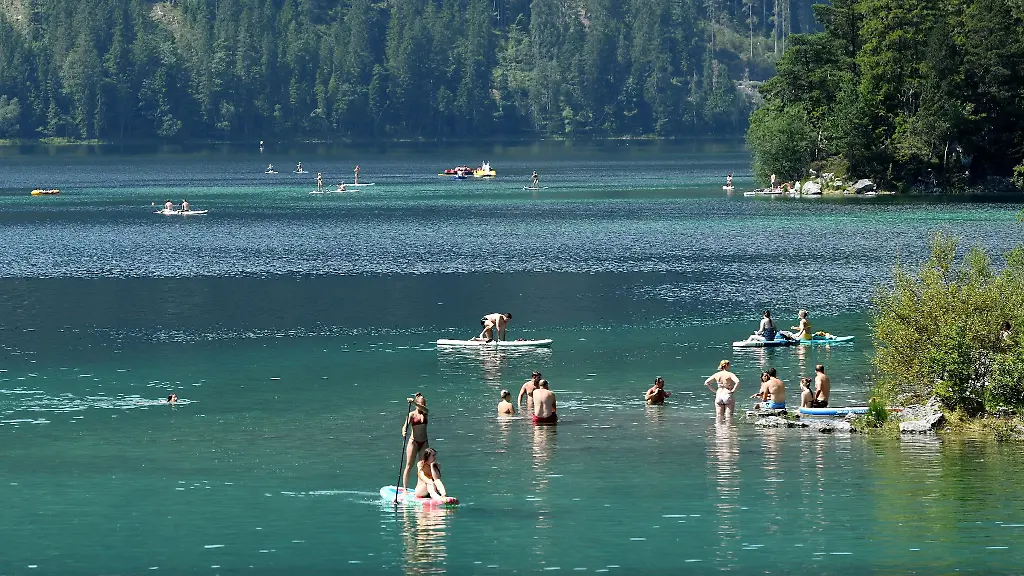 Menschen-baden-und-schwimmen-im-See