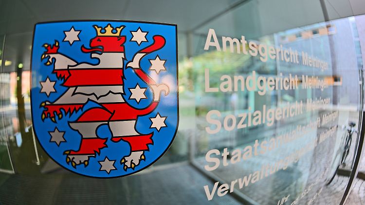 Details zu den Hintergründen und Umständen der Tat gibt die Staatsanwaltschaft mit Blick auf laufende Ermittlungen und auch mit Blick auf das junge Alter der Mädchen nicht bekannt.
