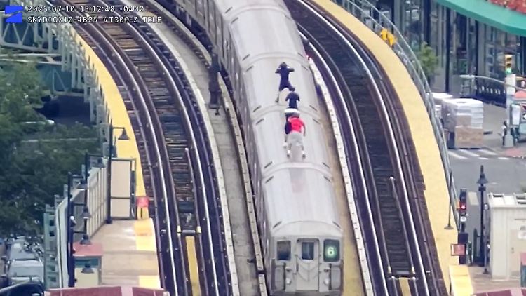 Die Drohnenaufnahmen zeigen vier Jugendliche auf dem Dach der Linie 6 in der Bronx.