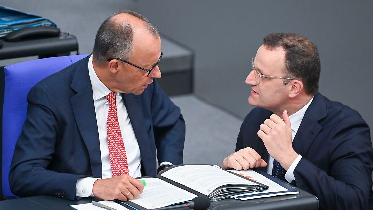Es gehört zur Führungsverantwortung von Merz und Spahn, die Richterentscheidung nicht von Stimmungsmache und Unwahrheiten von ganz rechts abhängig zu machen.