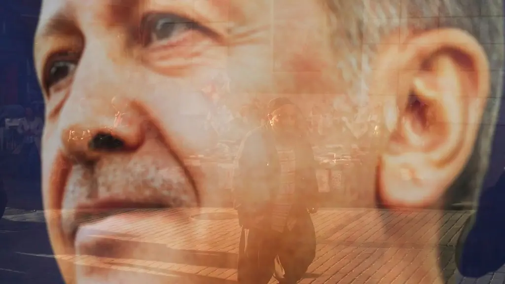 Menschen-spiegeln-sich-in-einem-Wahlkampfplakat-des-tuerkischen-Praesidenten-und-Praesidentschaftskandidaten-der-Volksallianz-Erdogan-Am-14-Mai-finden-in-der-Tuerkei-die-Parlaments-und-Praesidentenwahlen-statt