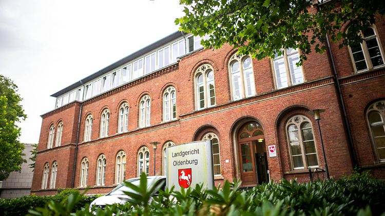 Der Besitzer fordert 98.000 Euro von den Aktivisten. 