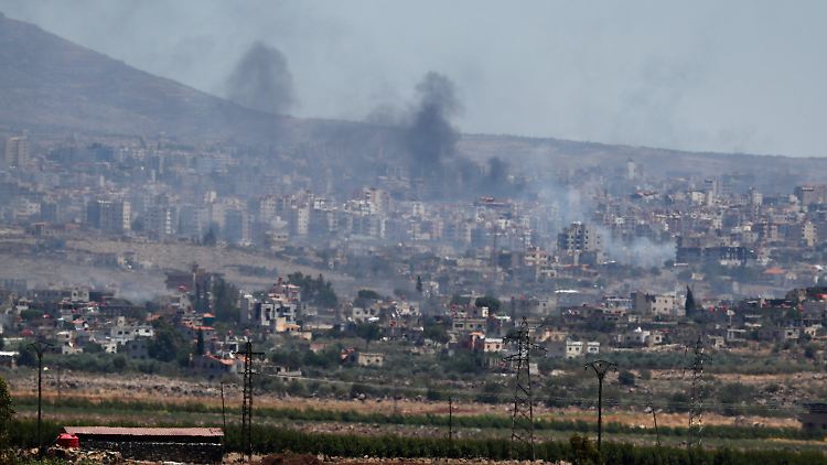 Suweida: Rauch steigt bei Zusammenstößen zwischen syrischen Regierungstruppen und drusischen Milizen in der Stadt auf. Als Reaktion greift Israel in Damaskus an.