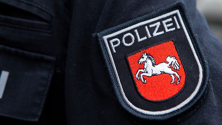 Die illegal exportierten Autos hatten den Ermittlern zufolge einen Gesamtwert von 3,4 Millionen Euro. 