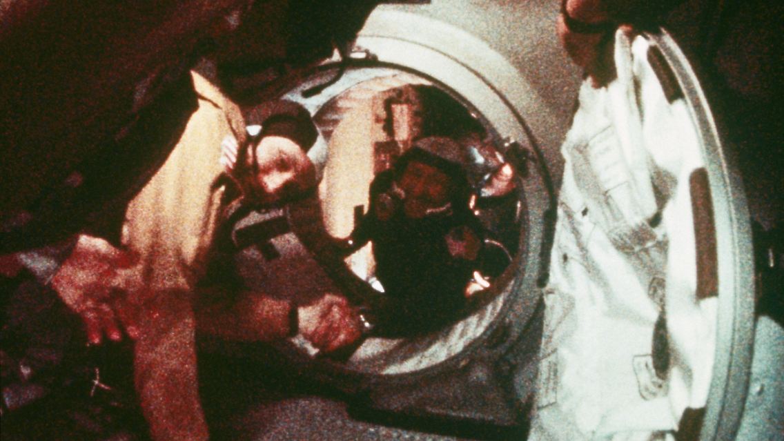 ... schwebten der sowjetische Kosmonaut Alexej Leonow und der US-Raumfahrer Thomas Stafford rund 225 Kilometer über der Erde aufeinander zu und begrüßten sich.