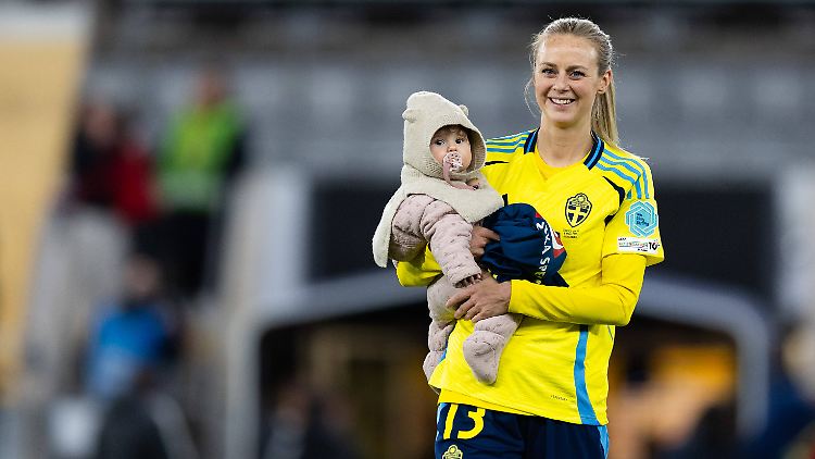Amanda Ilestedt kehrte im März 2025 in die schwedische Nationalmannschaft zurück – rund sieben Monate nach der Geburt ihrer Tochter Mila