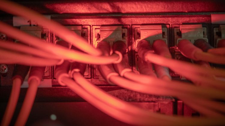 Im Visier der Cyberkriminellen sind Rüstungsbetriebe, Stromversorger, Verkehrsbetriebe, öffentliche Einrichtungen und Behörden.