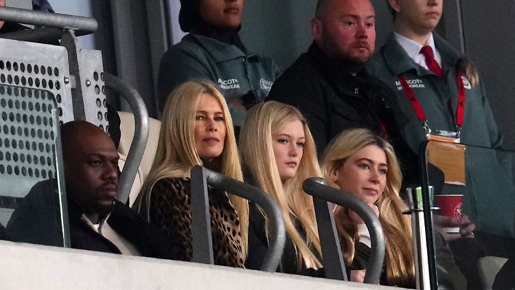 Claudia Schiffer besucht ein Brentford-Spiel gegen Nottingham.